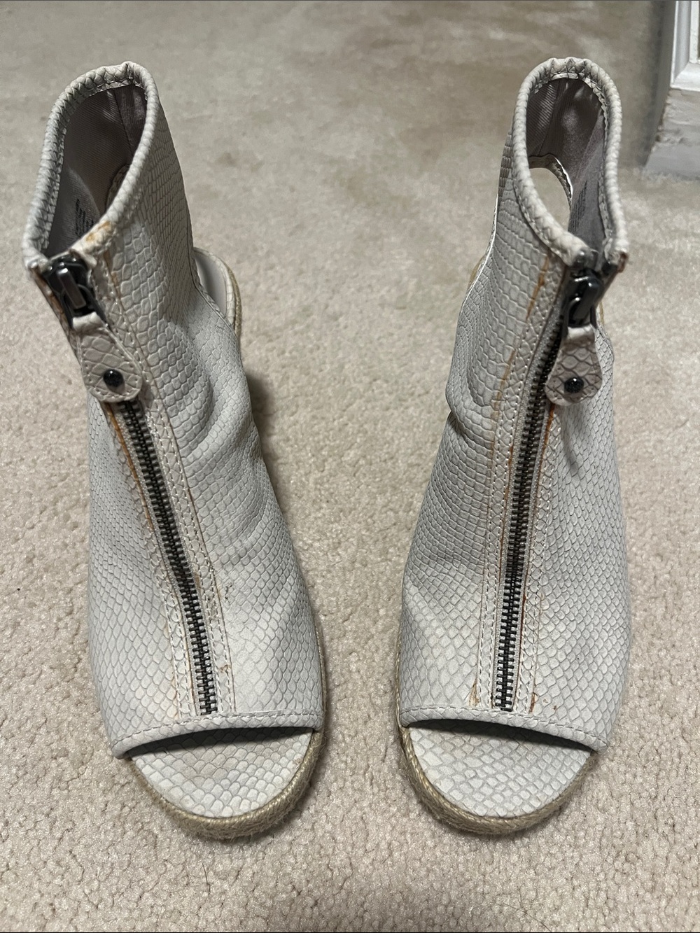 Simply Vera Vera Wang Off White Snake-Texture Peep-Toe Zip Booties